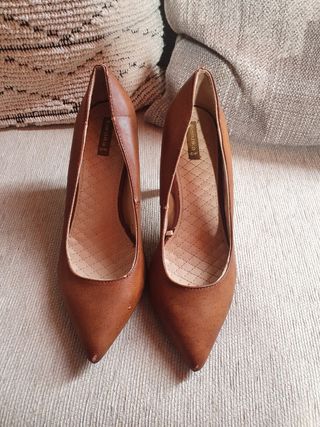 Stilettos marrones de segunda mano por 3 EUR en Fuenlabrada en WALLAPOP