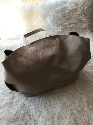 Bolso serraje de Zara. de segunda mano por 15 EUR en Cambrils en WALLAPOP