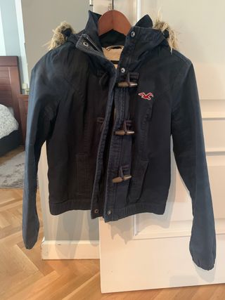 Abrigo corto de chica Hollister talla S o XS de segunda mano por 25 EUR en  Alcalá de Henares en WALLAPOP