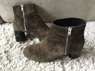 Botines de piel serraje de Bimba y Lola. de segunda mano por 25 EUR en  Altzaga en WALLAPOP
