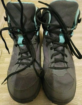 Botas de montaña mujer QUECHUA n°39 de segunda mano por 15 EUR en Barcelona  en WALLAPOP