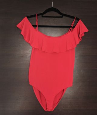 Body rojo con volantes Stradivarius de segunda mano por 6,99 EUR en Córdoba  en WALLAPOP
