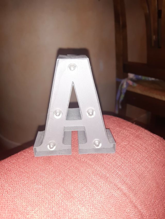 lettera con punti luce  grigio