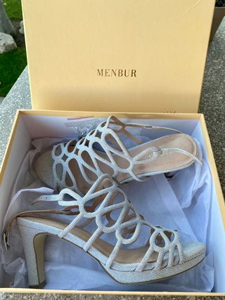 Sandalia color plateada con tacón alto. Menbur de segunda mano por 35 EUR  en Getafe en WALLAPOP