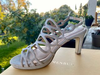 Sandalia color plateada con tacón alto. Menbur de segunda mano por 35 EUR  en Getafe en WALLAPOP