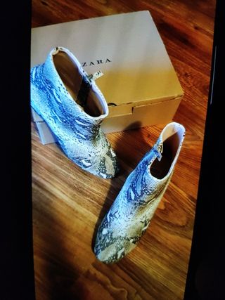 BOTIN SERPIENTE ZARA de segunda mano por 15 EUR en Badalona en WALLAPOP