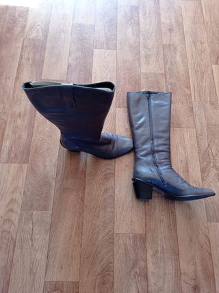 Botas altas moradas de segunda mano por 90 EUR en A Coruña en WALLAPOP