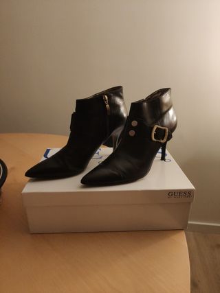 Botines negros Guess By Marciano de segunda mano por 25 EUR en Valencia en  WALLAPOP