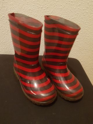 Botas de agua, luminosas. Talla 26 de segunda mano por 6 EUR en Palencia en  WALLAPOP