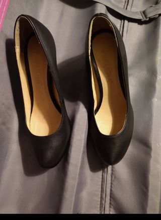 Zapatillas tacón bajo negras de segunda mano por 10 EUR en Madrid en  WALLAPOP