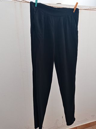 Pantalón flojo negro talla 40 de segunda mano por 5 EUR en Lepe en WALLAPOP