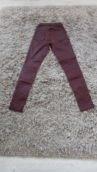 Pantalon polipiel granate de segunda mano por 8 EUR en Hernani en WALLAPOP