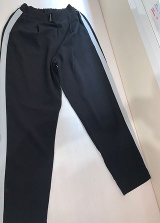 Pantalones negros con raya blanca al lado de segunda mano por 3 EUR en Don  Benito en WALLAPOP