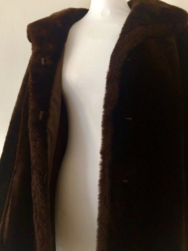 Abrigo Corto Pelo Suave Marrón Oscuro