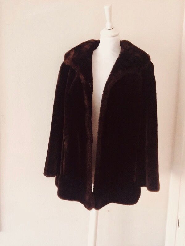 Abrigo Corto Pelo Suave Marrón Oscuro