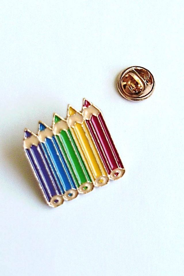 Pin de lápices de colores