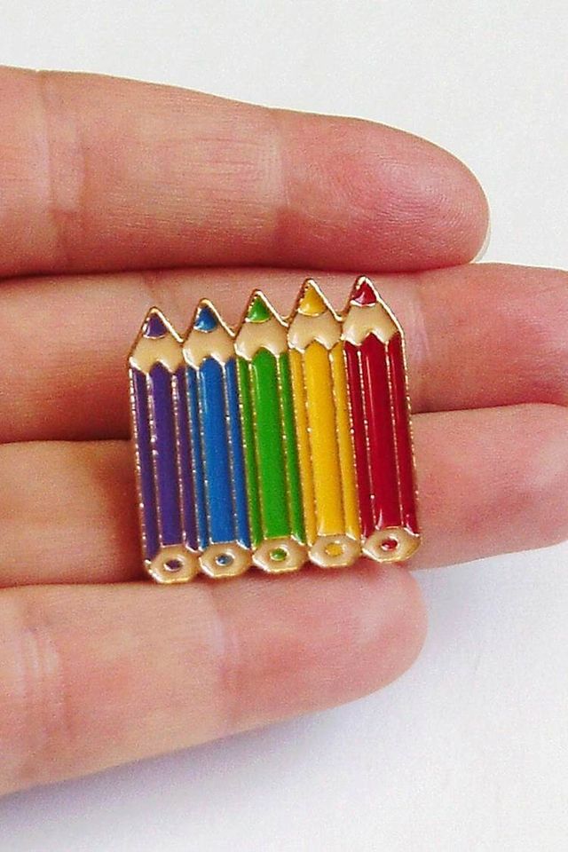 Pin de lápices de colores
