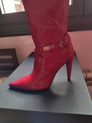 Botas altas Charol rojo GF FERRÉ originales de segunda mano por 100 EUR en  Valladolid en WALLAPOP