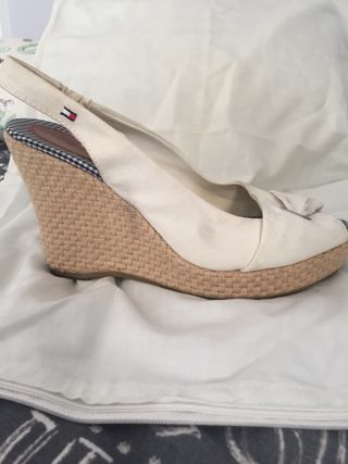 Zapatilla esparto Tommy de segunda mano por 15 EUR en Humanes de Madrid en  WALLAPOP