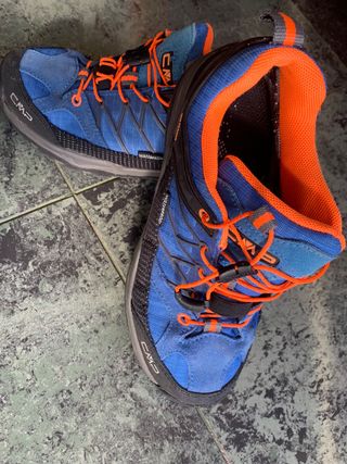 Zapatilla niño de senderismo marca cmp talla 35 de segunda mano por 10 EUR  en Llança en WALLAPOP