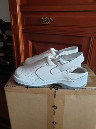 Zuecos Sanitarios Zapatos Auxiliar Enfermería de segunda mano por 25 EUR en  Gijón en WALLAPOP