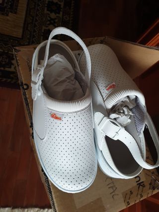 Zuecos Sanitarios Zapatos Auxiliar Enfermería de segunda mano por 25 EUR en  Gijón en WALLAPOP