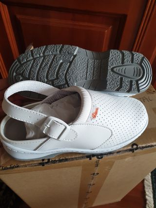 Zuecos Sanitarios Zapatos Auxiliar Enfermería de segunda mano por 25 EUR en  Gijón en WALLAPOP