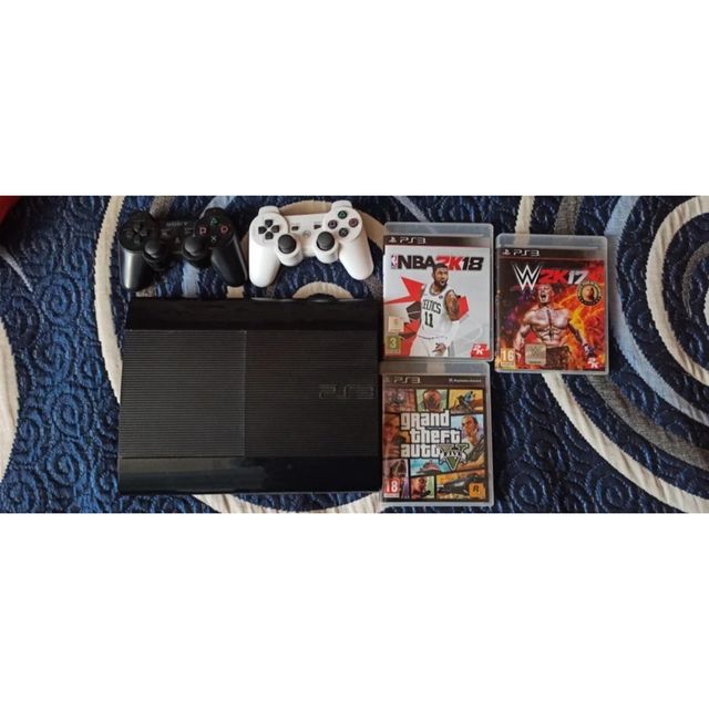 PS3 Sony con 8 juegos + 2 mandos