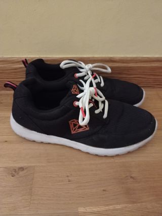 Zapatillas casual mujer negras de segunda mano por 8 EUR en Salamanca en  WALLAPOP