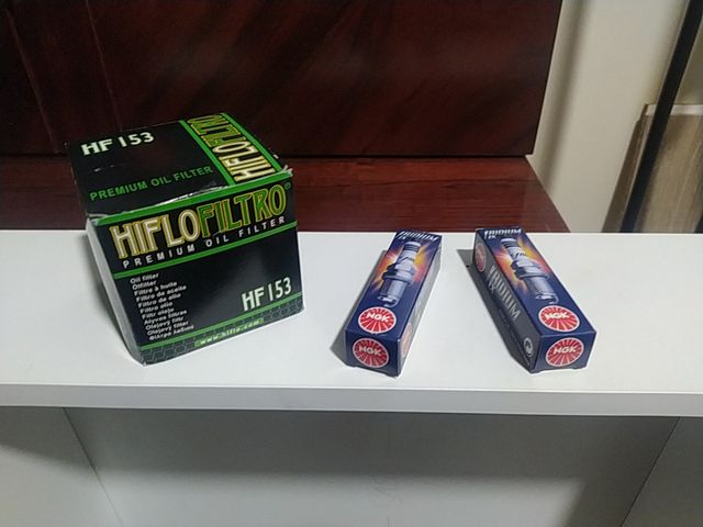 Filtro de aceite y dos bujías