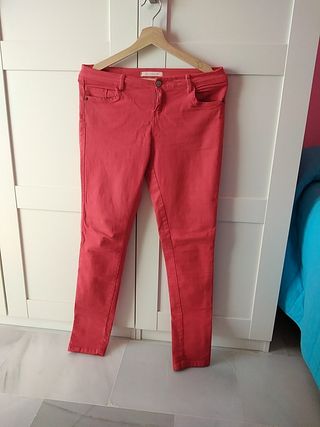 Pantalón rojo vaquero mujer de segunda mano por 6 EUR en Mairena del  Aljarafe en WALLAPOP