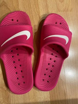 Zapatillas chanclas piscina Nike 36,5 de segunda mano por 12 EUR en  Barcelona en WALLAPOP