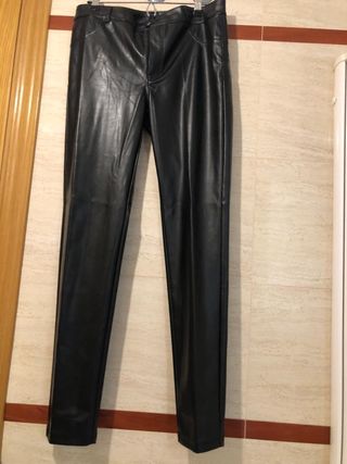 Pantalón efecto cuero mujer de segunda mano por 15 EUR en Majadahonda en  WALLAPOP