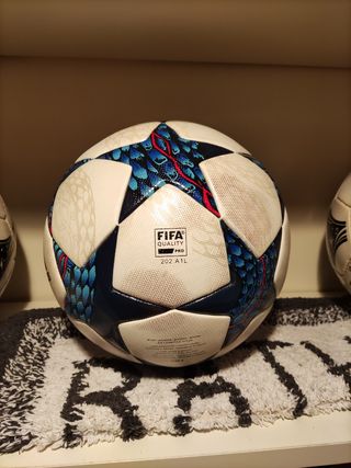 ADIDAS FINALE CARDIFF 2017 BALON OFICIAL CHAMPIONS de segunda mano por 125  EUR en O Porriño en WALLAPOP