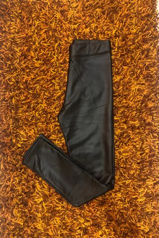 Pantalón efecto piel con pelo por dentro de segunda mano por 12,5 EUR en  Zamora en WALLAPOP