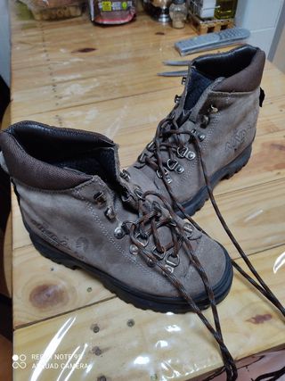 Botas montaña Nival.Talla 36-37 (38 pequeño) de segunda mano por 25 EUR en  Tortosa en WALLAPOP