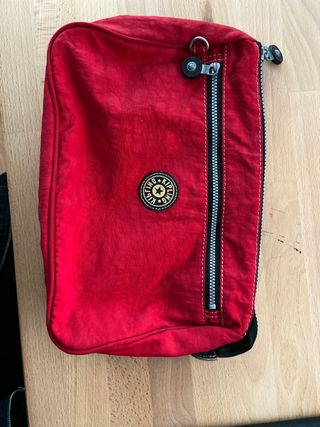 Bolsa viaje Kipling roja de segunda mano por 10 EUR en Reus en WALLAPOP