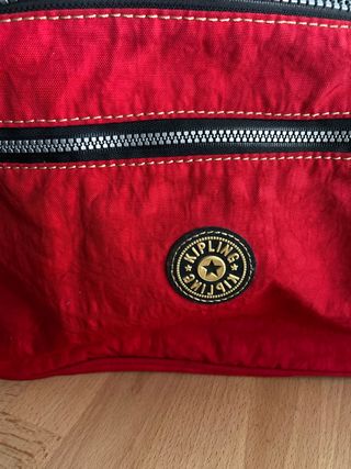 Bolsa viaje Kipling roja de segunda mano por 10 EUR en Reus en WALLAPOP