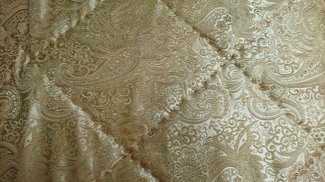 Edredón/colcha dorada de Zara Home.