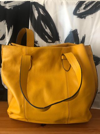 Rebaja! Bolso piel\\/mostaza, Zara de segunda mano por 55 EUR en Playa  Muchavista en WALLAPOP