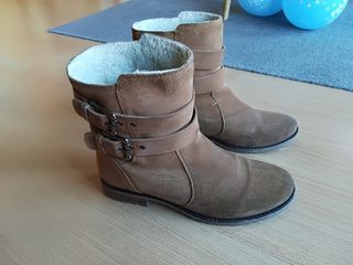 Botines de serraje con hebillas de segunda mano por 2 EUR en Leganés en  WALLAPOP