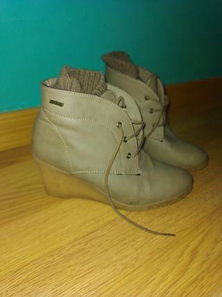 Botines cuña Mustang camel talla37 de segunda mano por 9 EUR en Móstoles en  WALLAPOP