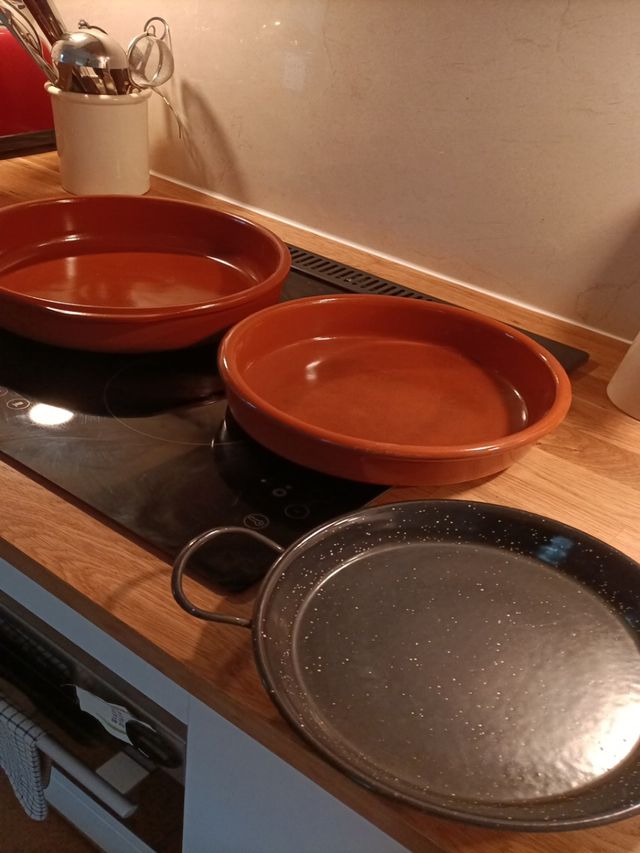 Dos cazuelas de barro y paella individual