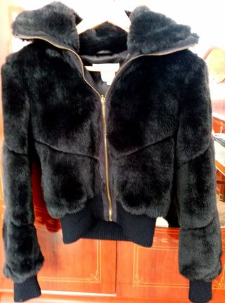 Cazadora Zara negra peluche de segunda mano por 20 EUR en Santa Marta de  Tormes en WALLAPOP