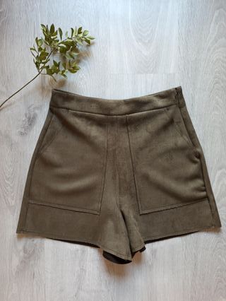 Pantalon corto verde musgo Zara de segunda mano por 14 EUR en Zaragoza en  WALLAPOP