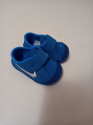 Zapatillas Nike bebé talla 18,5 de segunda mano por 10 EUR en Madrid en  WALLAPOP