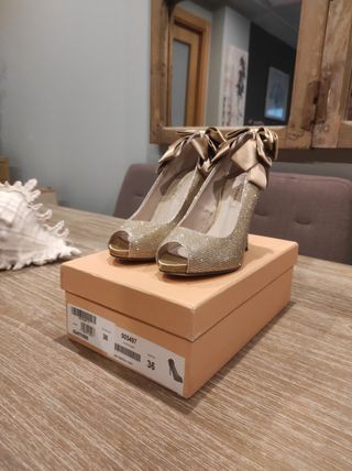 Zapatos de fiesta Menbur dorados de segunda mano por 14 EUR en Bilbao en  WALLAPOP