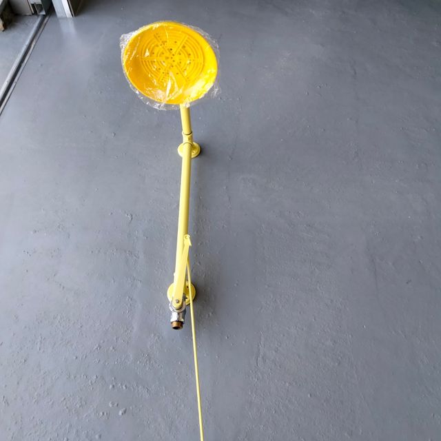 ducha de emergencia para laboratorio