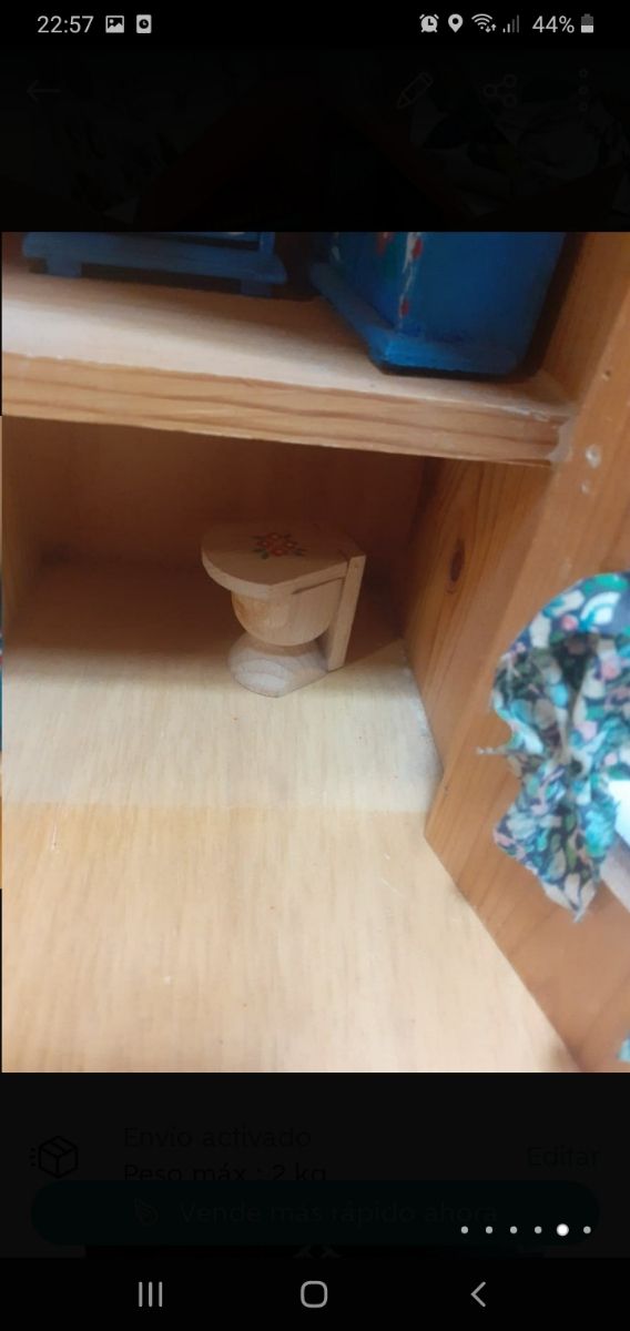 Casa pequeña de madera de juguete