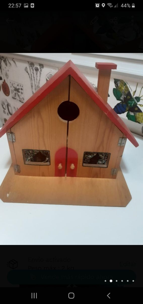 Casa pequeña de madera de juguete